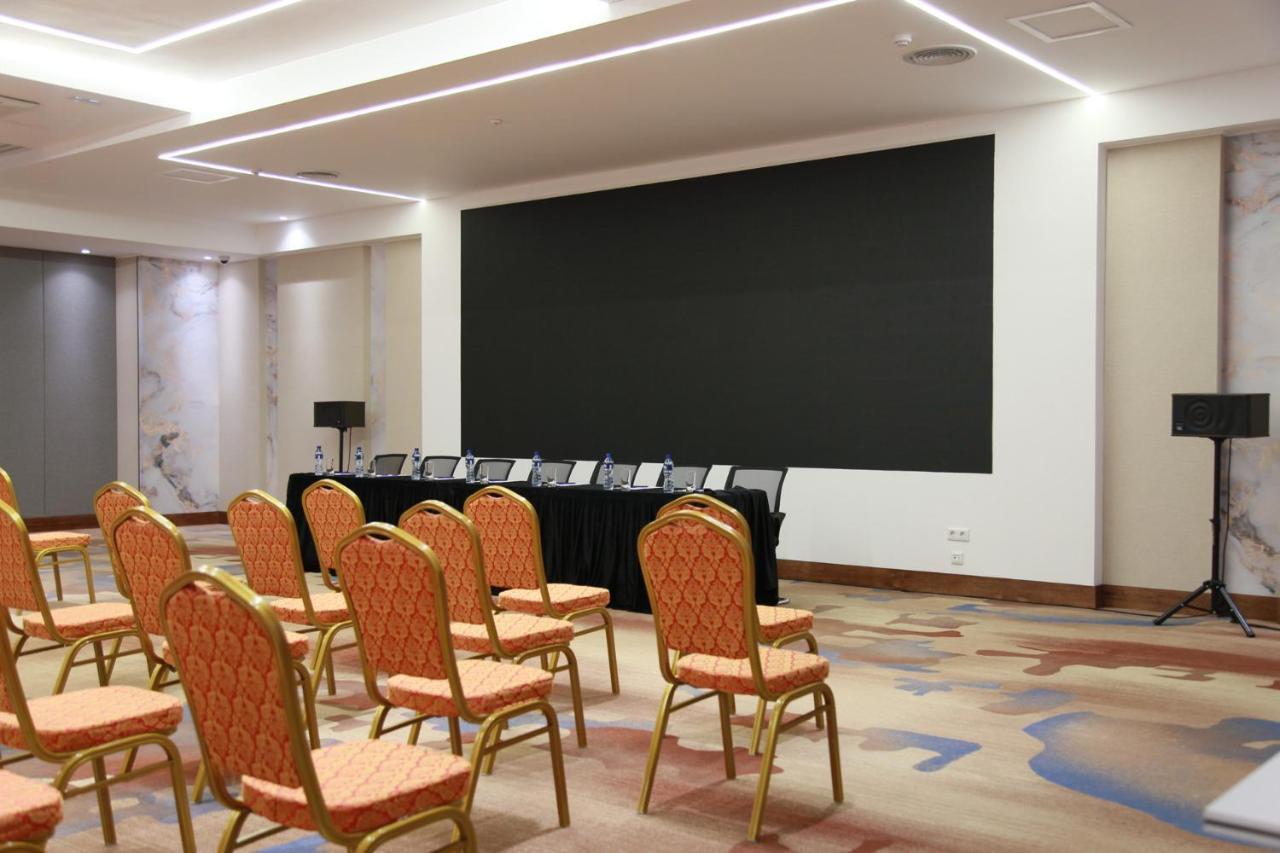 בישקק Sofia International Hotel מראה חיצוני תמונה