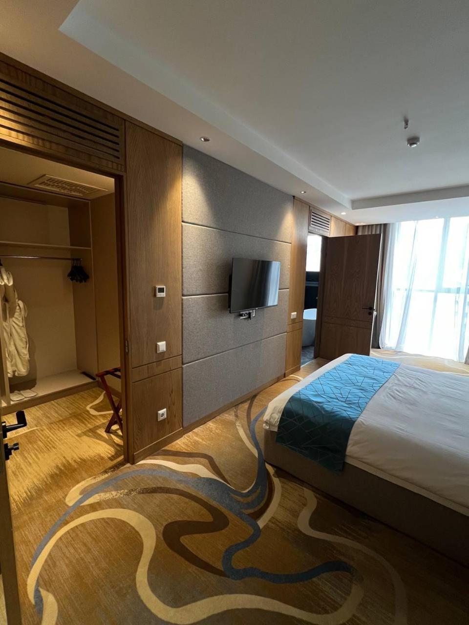 בישקק Sofia International Hotel מראה חיצוני תמונה