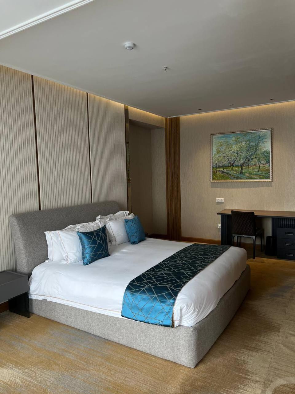 בישקק Sofia International Hotel מראה חיצוני תמונה