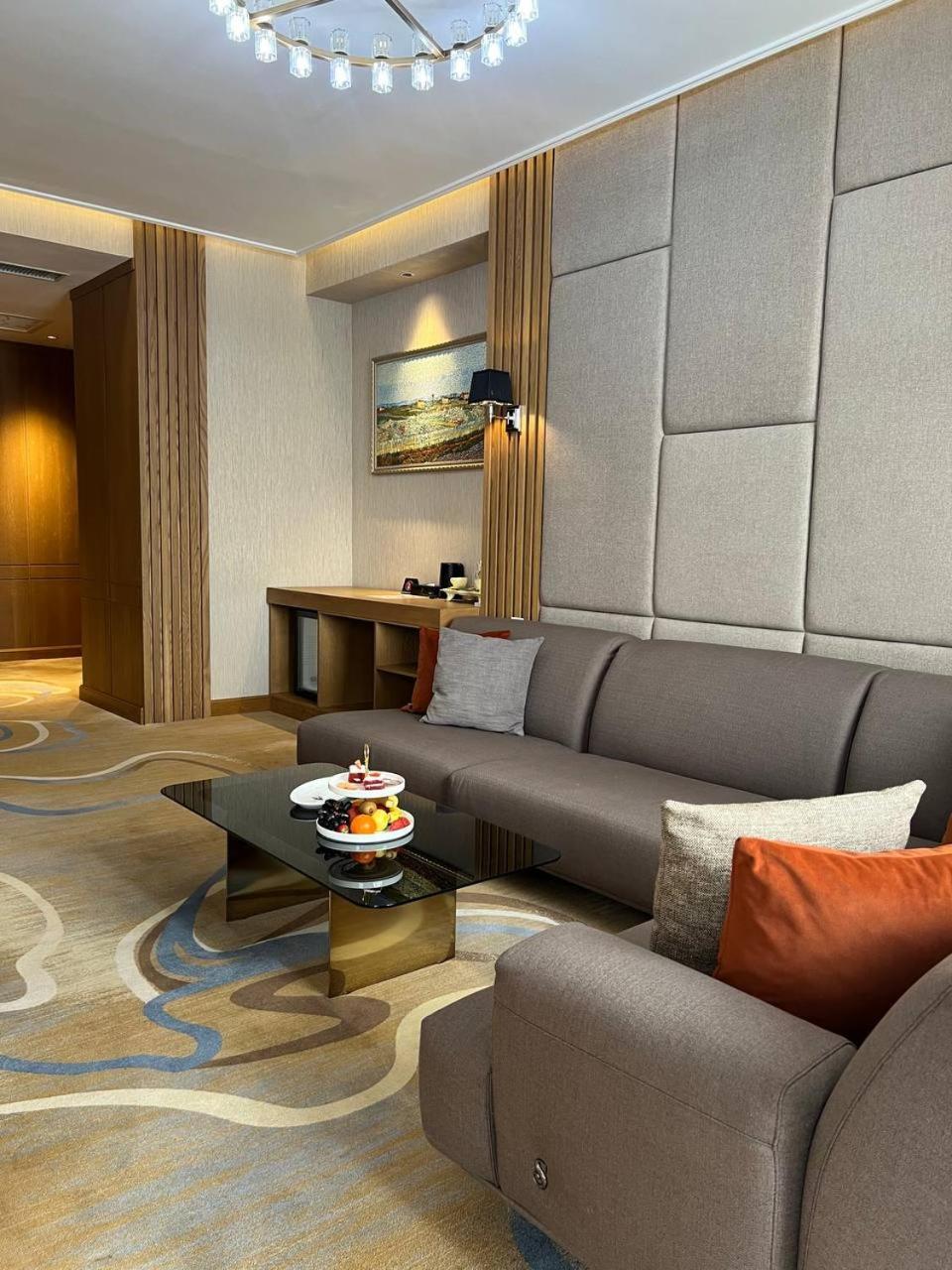 בישקק Sofia International Hotel מראה חיצוני תמונה