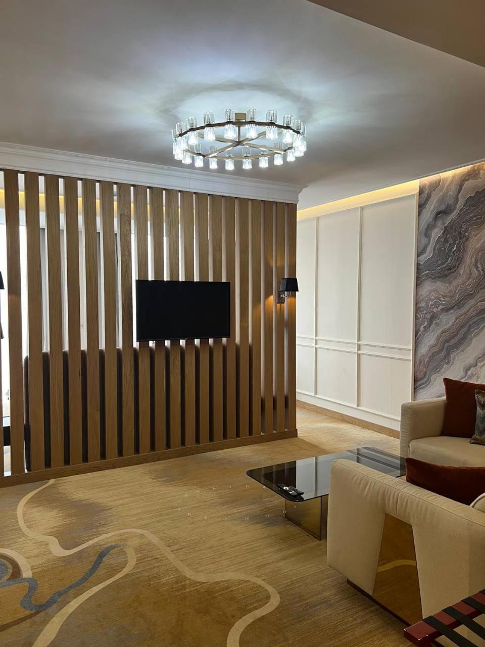 בישקק Sofia International Hotel מראה חיצוני תמונה