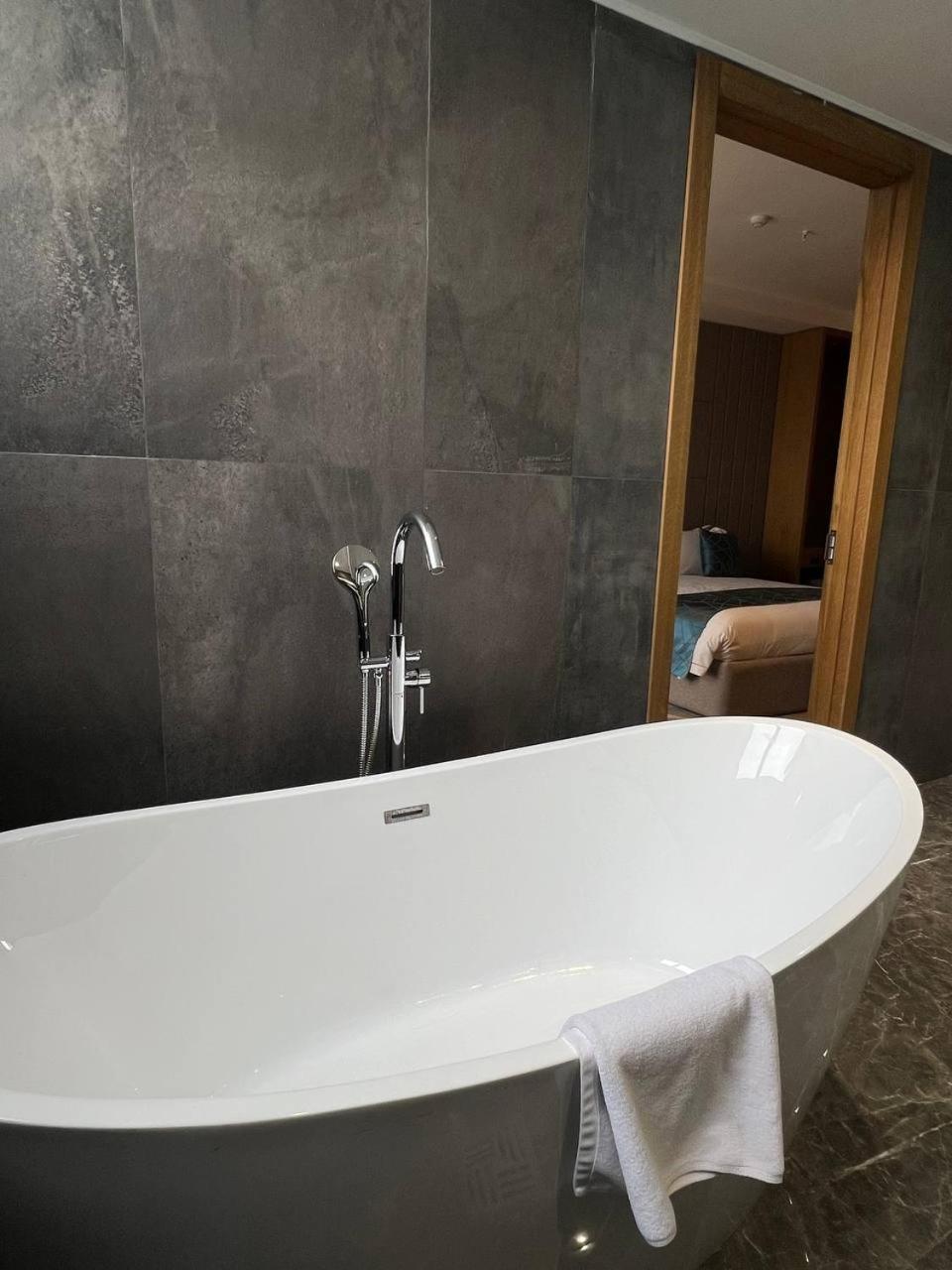 בישקק Sofia International Hotel מראה חיצוני תמונה