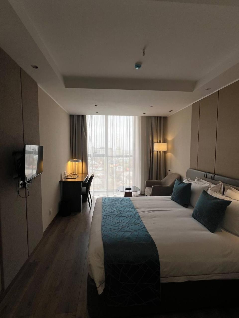 בישקק Sofia International Hotel מראה חיצוני תמונה