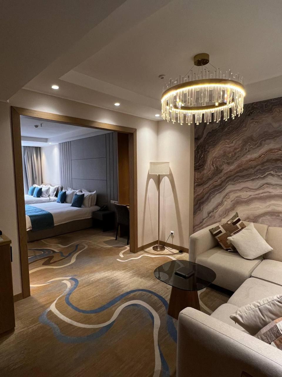 בישקק Sofia International Hotel מראה חיצוני תמונה