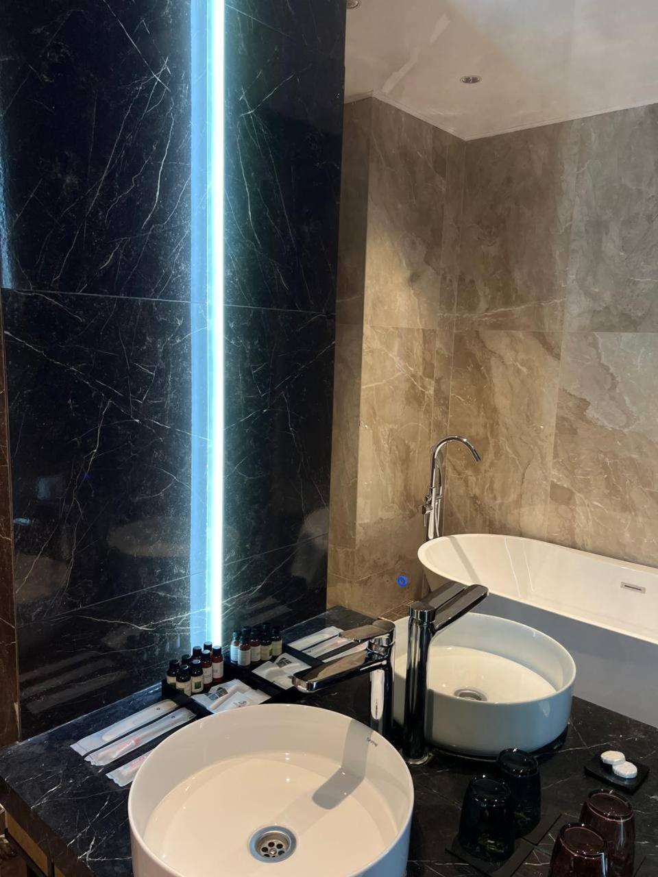 בישקק Sofia International Hotel מראה חיצוני תמונה